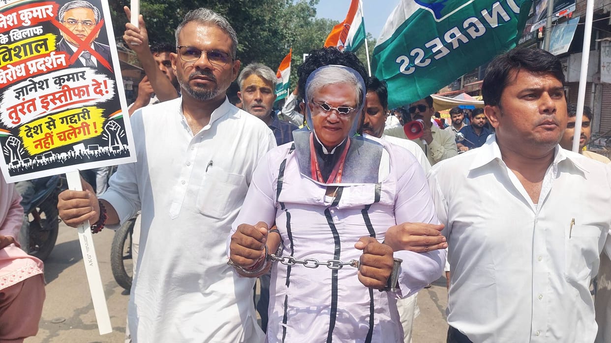 Congress holds protest with a bike rally