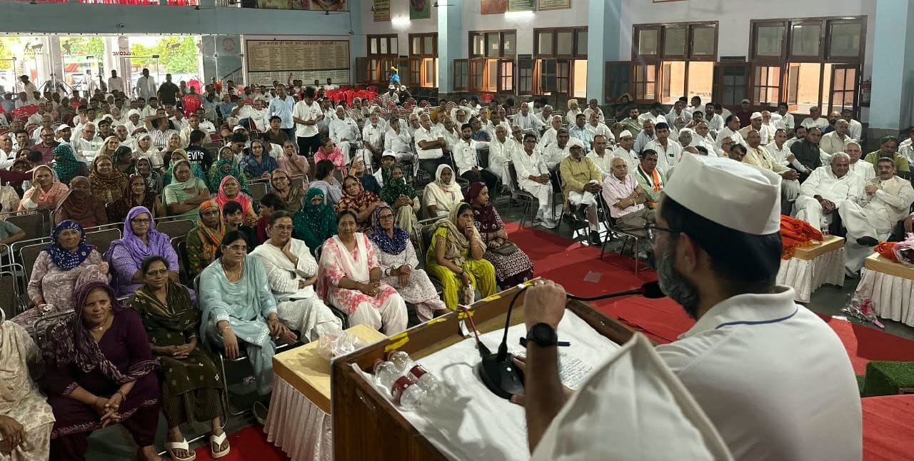 जाट धर्मशाला में आयोजित जिला स्तरीय कार्यकर्ता सम्मेलन को संबोधित करते पूर्व सांसद बृजेन्द्र स