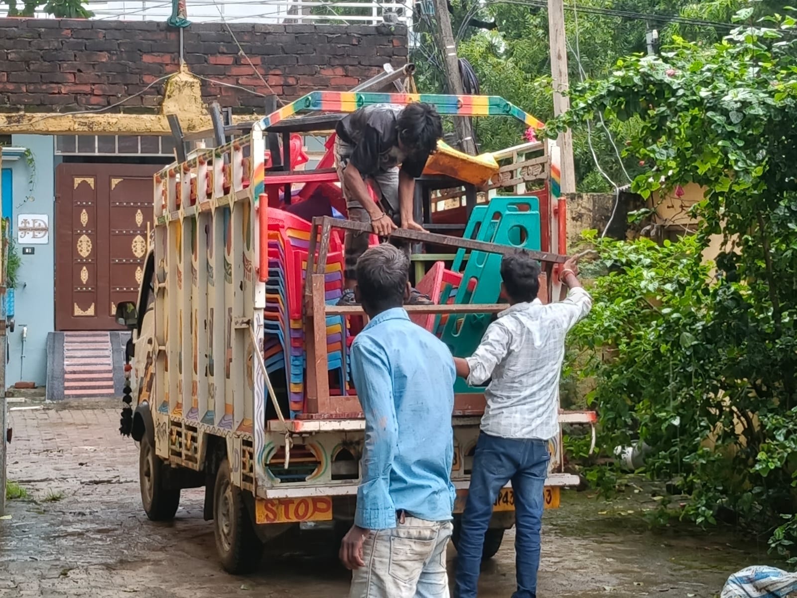 ज्योति विद्या मंदिर से सामान निकालकर ले जाते लोग। स्रोत: सूचना विभाग 