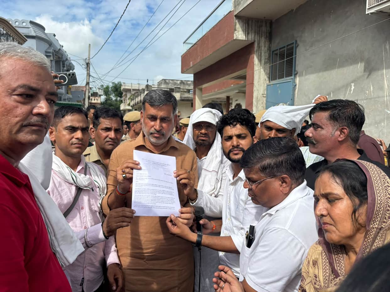 Animal Husbandry Department employees staged a protest at the Agriculture Minister's residence
