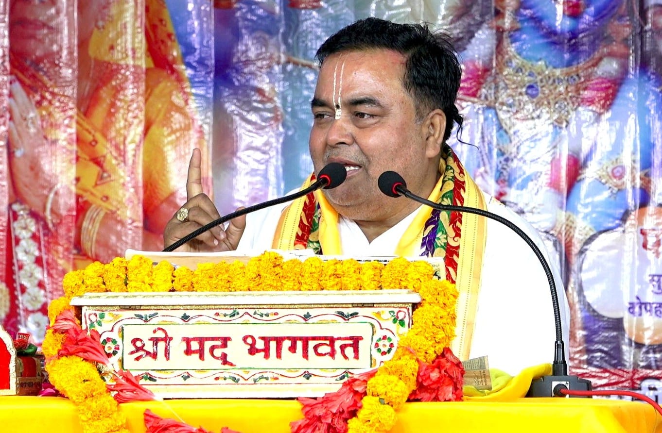 कंधिया गांव में भागवत कथा कहते कथावाचक श्रीप्रकाश मिश्र। स्रोत आयोजक