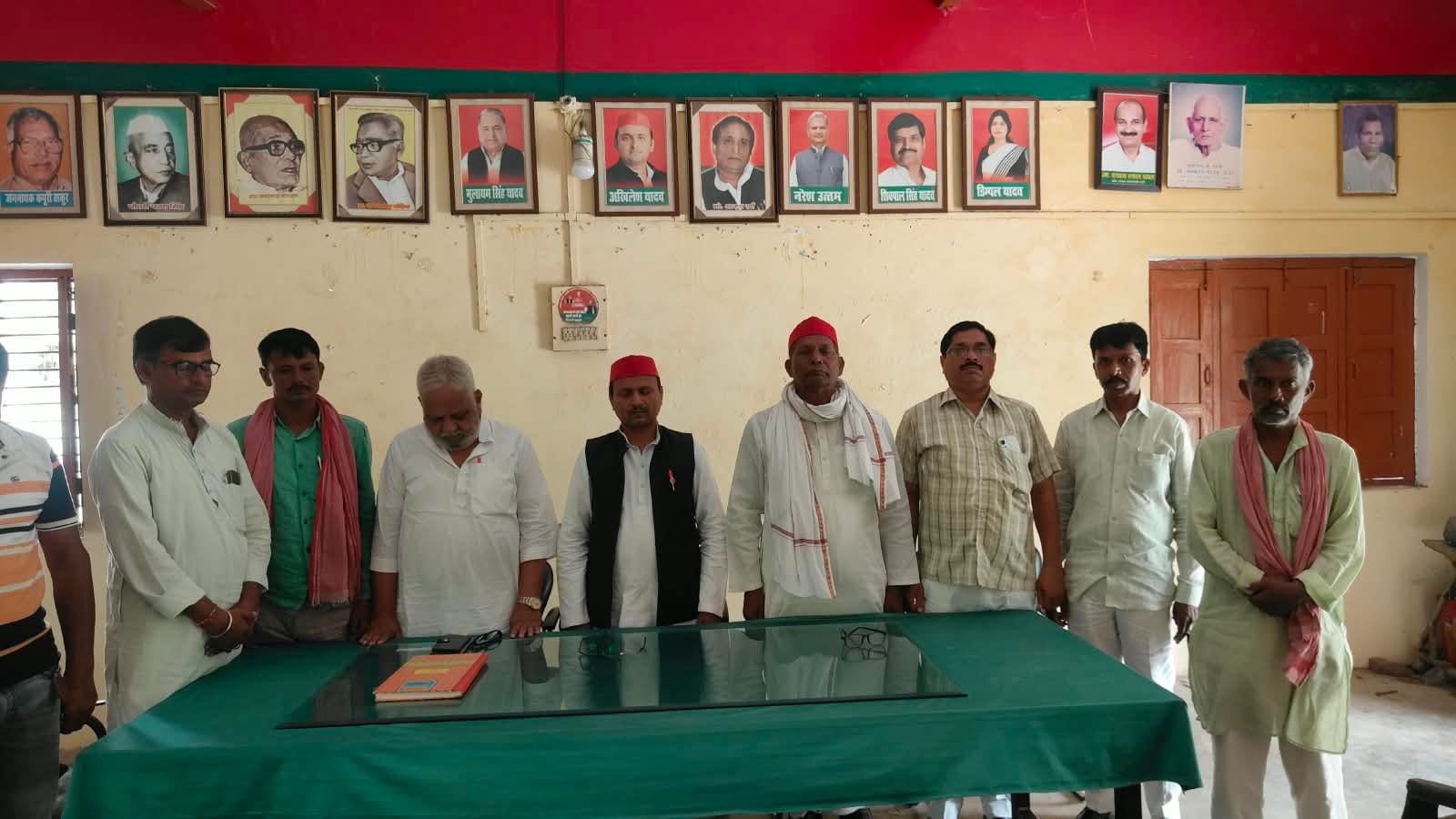 कचहरी स्थित सपा कार्यालय समता भवन में कार्यकर्ताओं के साथ  मौन रहकर पूर्व नेता प्रतिपक्ष राम गो