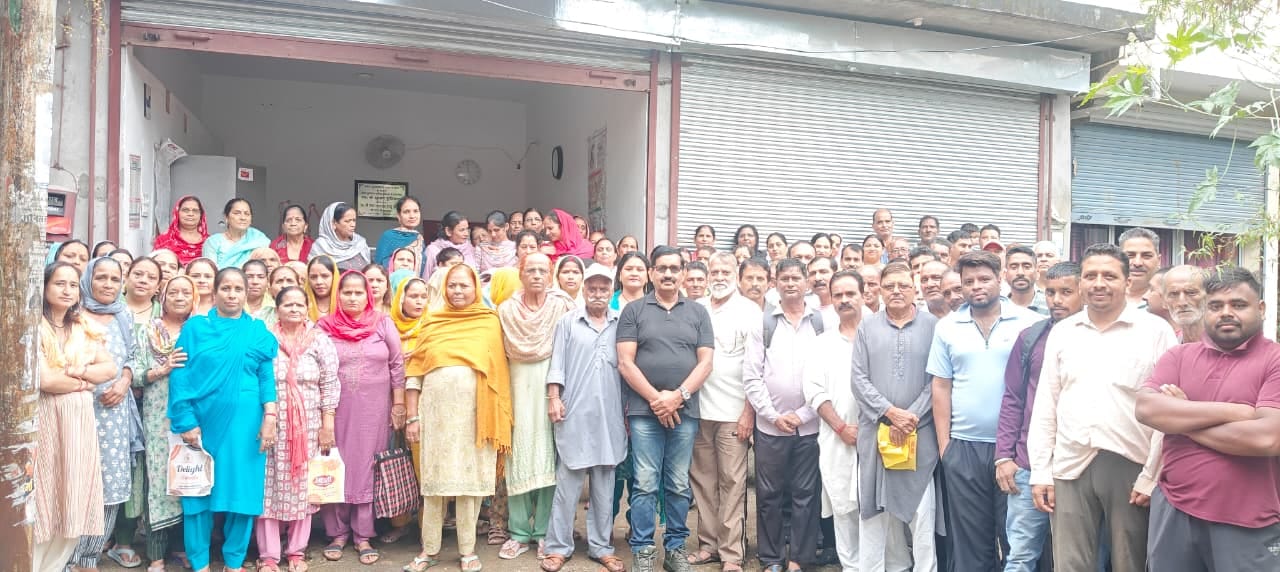 कांगडा कांगड़ा में डाकघर के बाहर रोष जताते लोग। -स्राेत : ग्रामीण