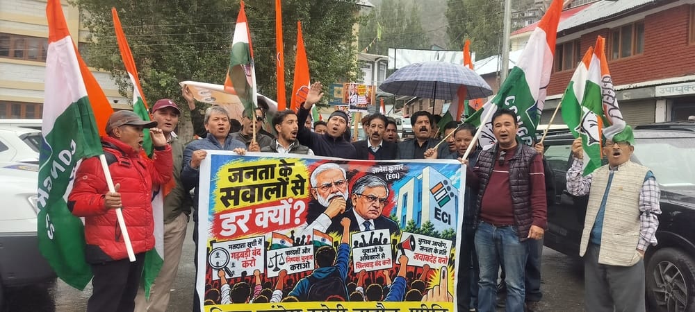 केलांग में मुख्य चुनाव आयुक्त ज्ञानेश कुमार के  विरोध में प्रदर्शन करते कांग्रेस के कार्यकर्ता।