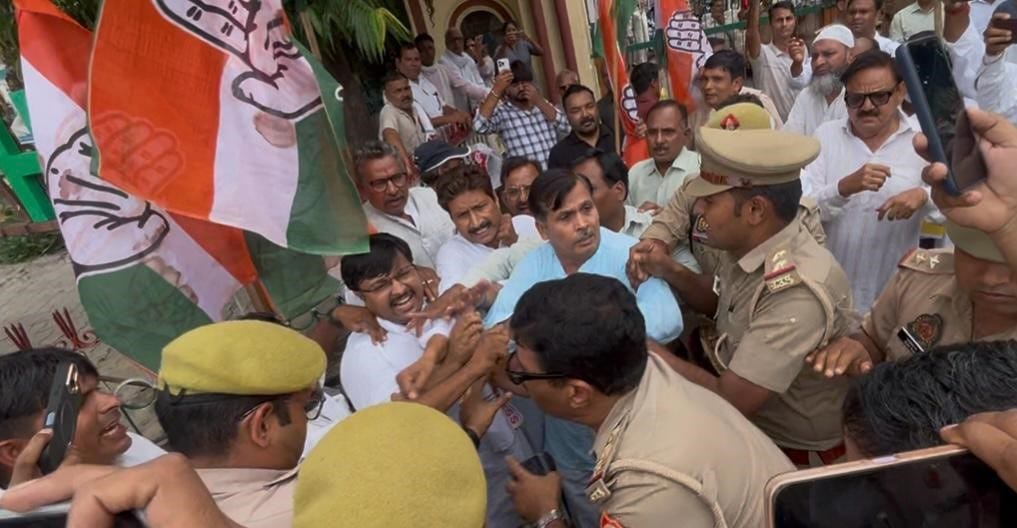 कलक्ट्रेट के गेट पर कांग्रेस कार्यकर्ताओं व पुलिस के बीच हुई झड़प। संवाद