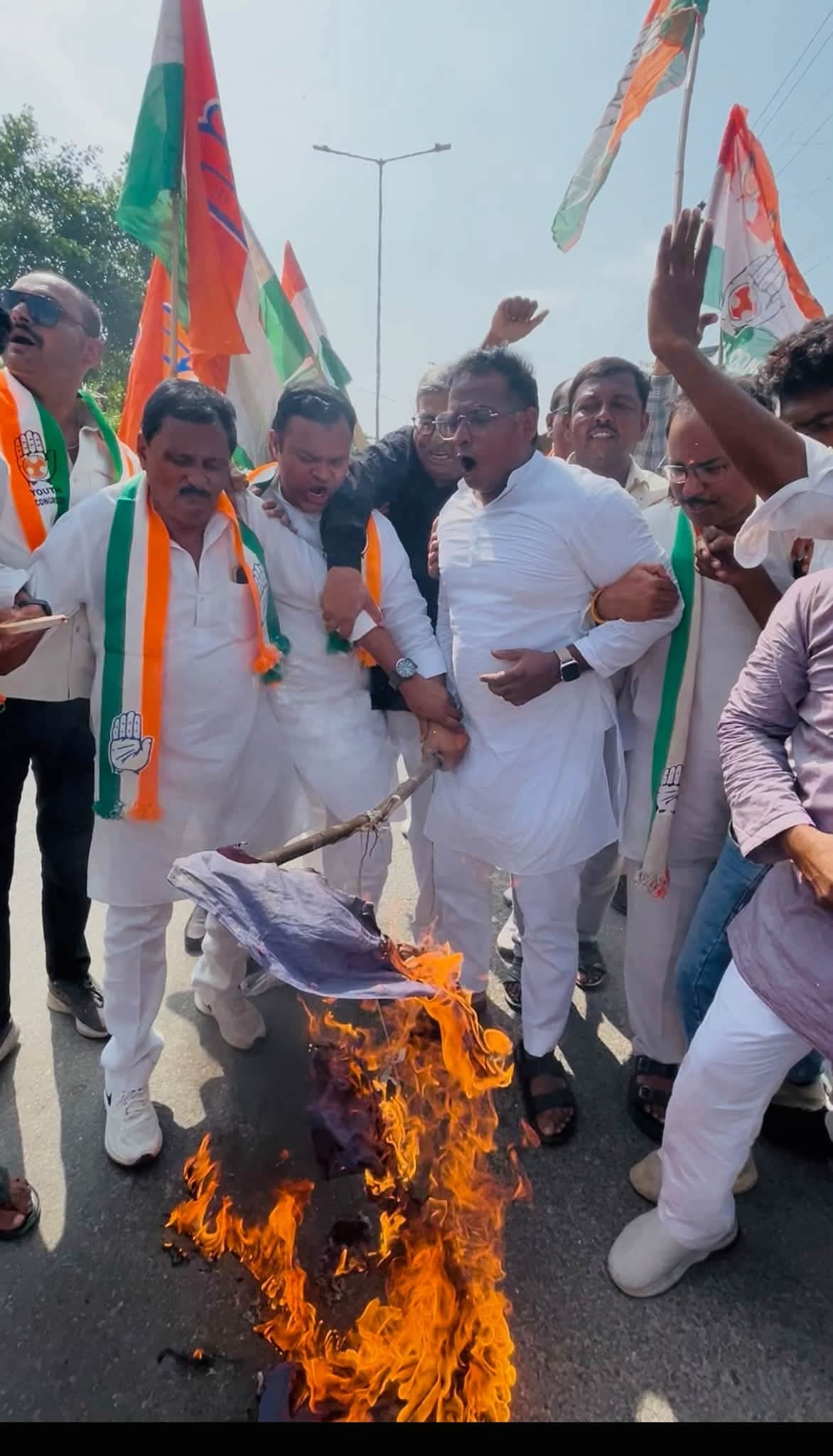 कलेक्ट्रेट के सामने  मुख्य निर्वाचन आयुक्त ज्ञानेश कुमार का पुतला जलाते कांग्रेस कार्यकर्ता। स्