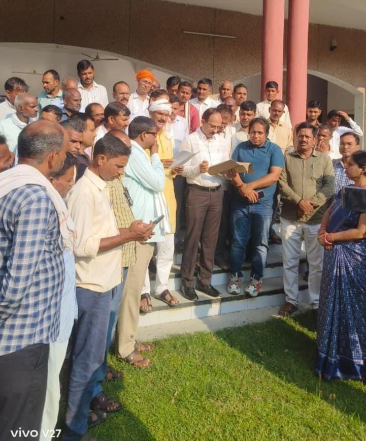 कलेक्ट्रेट में अतिरिक्त मजिस्ट्रेट को ज्ञापन सौंपते शिक्षामित्र