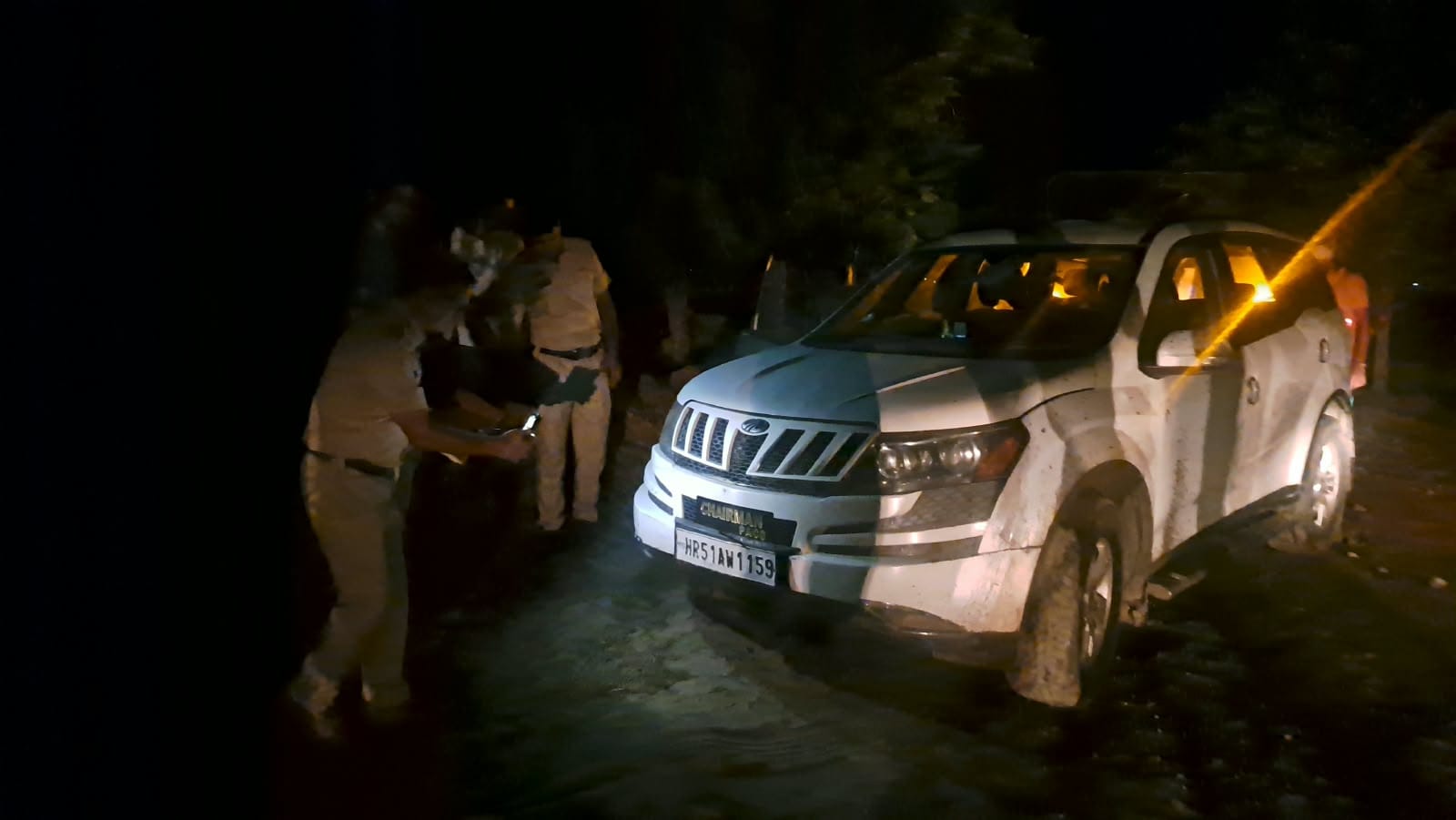 कालांवाली क्षेत्र में खेत में पैक्स चेयरमैन की गाड़ी की जांच करती पुलिस।  