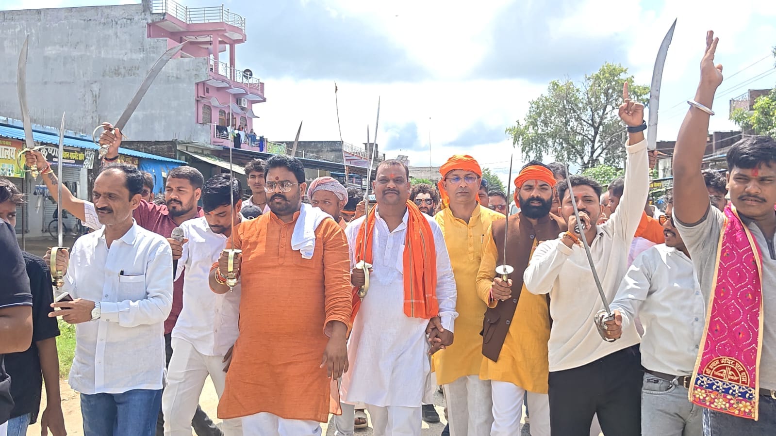 कपिलवस्तु में विश्व हिंदू परिषद बजरंग दल द्वारा सौर्य यात्रा निकाली गई। संवाद
