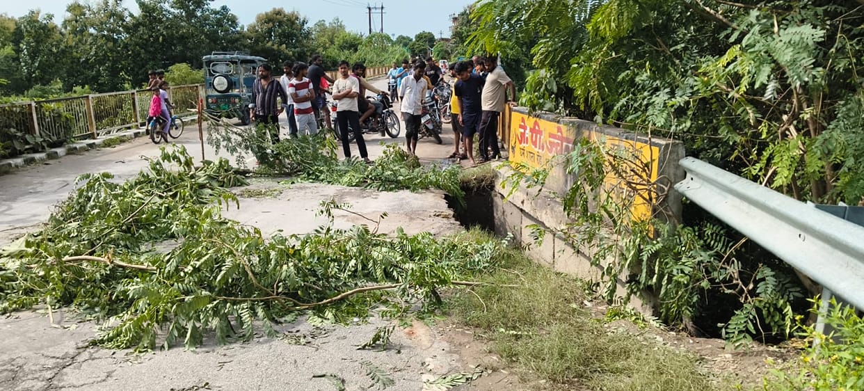 Approaches to Kaptanganj-Naurangia bridge have caved in.