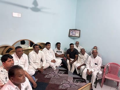 कार्यकर्ताओं के साथ मन की बात कार्यक्रम सुनते हुए भाजपा नेता सतबीर भाणा। विज्ञप्ति