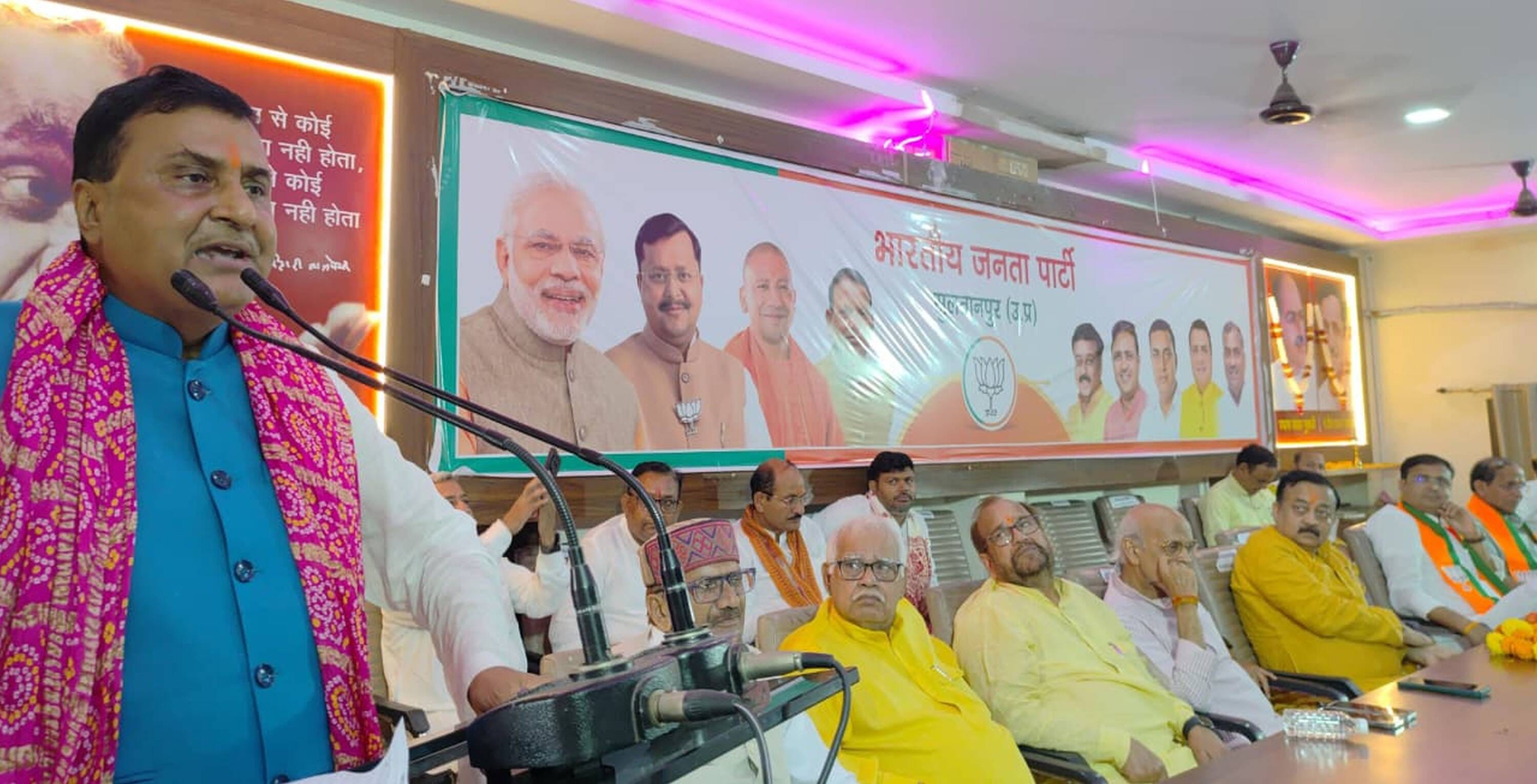 कार्यालय पर पदाधिकारियों को संबोधित करते भाजपा काशी क्षेत्र प्रभारी व प्रदेश उपाध्यक्ष रमेश स