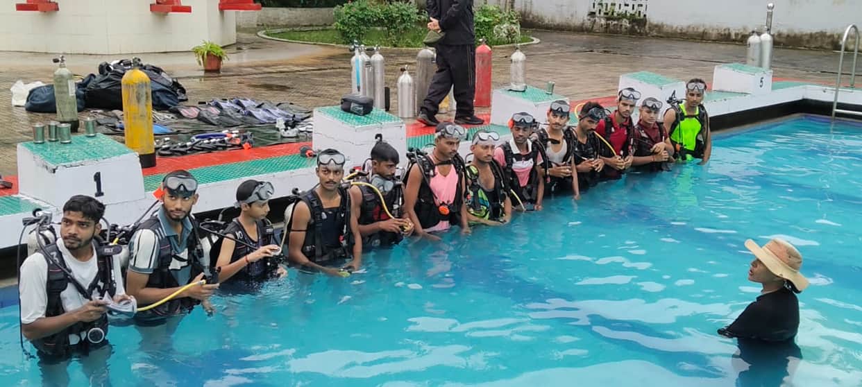 NCC cadets learned the skill of underwater breathing.