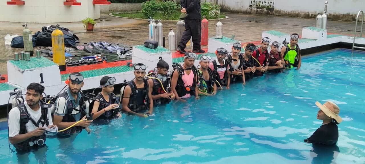 कैंट स्थित स्वीमिंग पूल में स्कूबा डाइविंग से पहले जानकारी देते प्रशिक्षक। स्रोत: एनसीसी