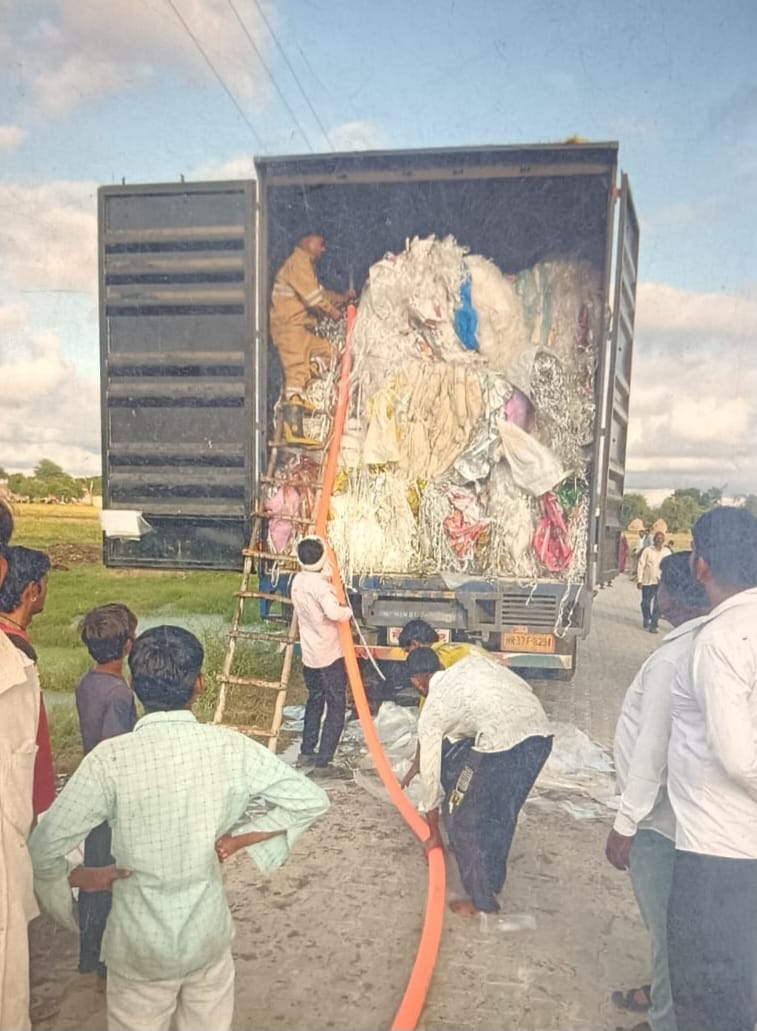 कंटेनर में लगी आग को बुझाते दमकलकर्मी। स्रोत : ग्रामीण