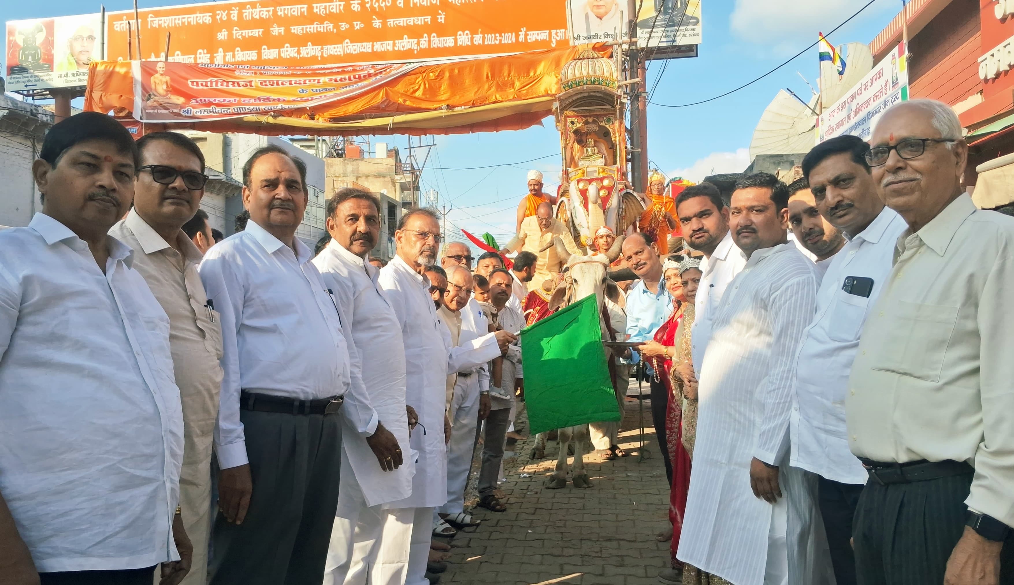 खिरनी गेट दिगंबर जैन खंडेलवाल मंदिर से निकलाई गई रथयात्रा को हरी झंडी दिखाते पूर्व एमएलसी जगवीर