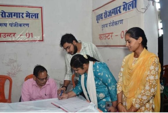 खुदागंज में आयोजित रोजगार मेले में अभ्यर्थियों का साक्षात्कार लेते कंपनी के प्रतिनिधि। स्रोत: