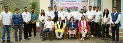 लूहरी परियोजना की ओर से आयोजित हिंदी पखवाड़े के समापन अवसर पर मौजूद अधिकारी और कर्मचारी। स्रोत 