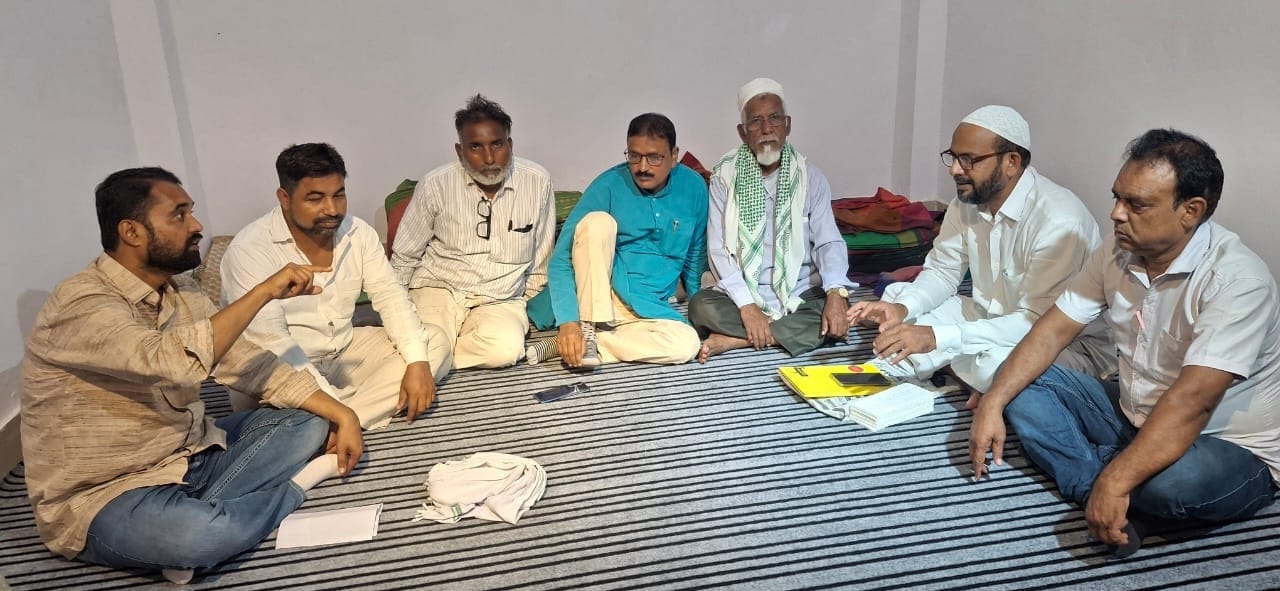 मुबारकपुर विपणन केन्द्र अलीनगर में बैठक करते हुए पंसमादा समाज। संवाद