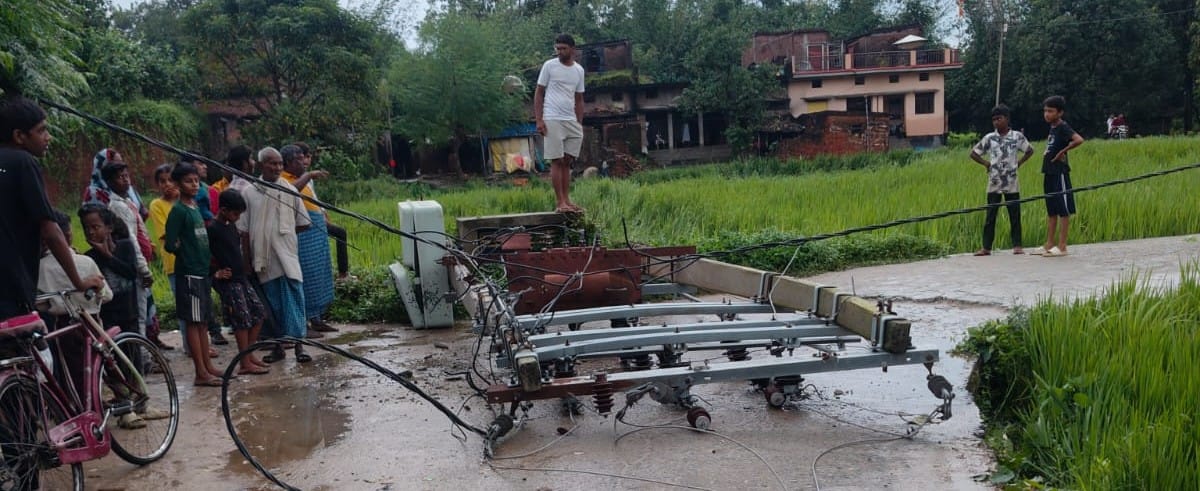 मंगल टोला गांव में मुख्य सड़क पर गिरा 63 केवी का ट्रांसफार्मर।संवाद