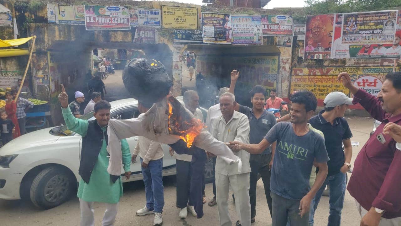 मुख्य चुनाव आयुक्त ज्ञानेश कुमार के विरोध में पुतला जलाते गांधी लोहिया विचार मंच के पदाधिकारी। 