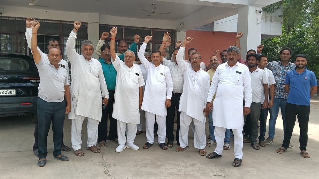 Commission agents say gate passes are being issued at the mandi, while cotton is reaching the mills directly