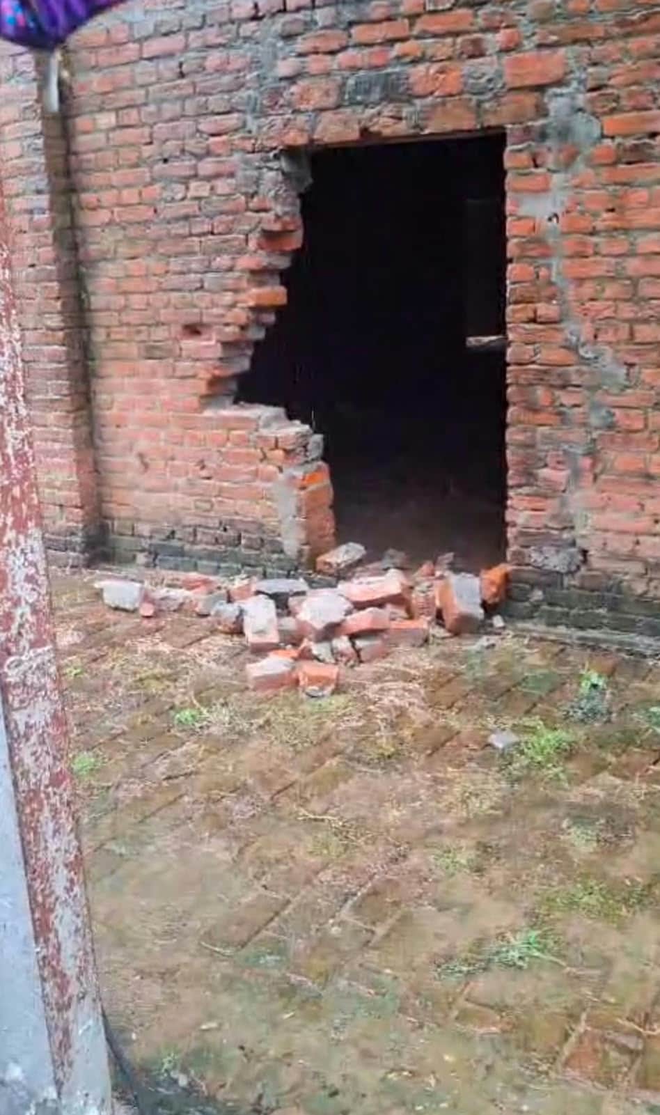 मीरानपुर कटरा में बतलइया गांव में राइस मिल पर लगी नकब। संवाद
