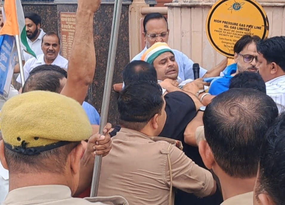 Altercation between police and Congress workers over halting of foot march.