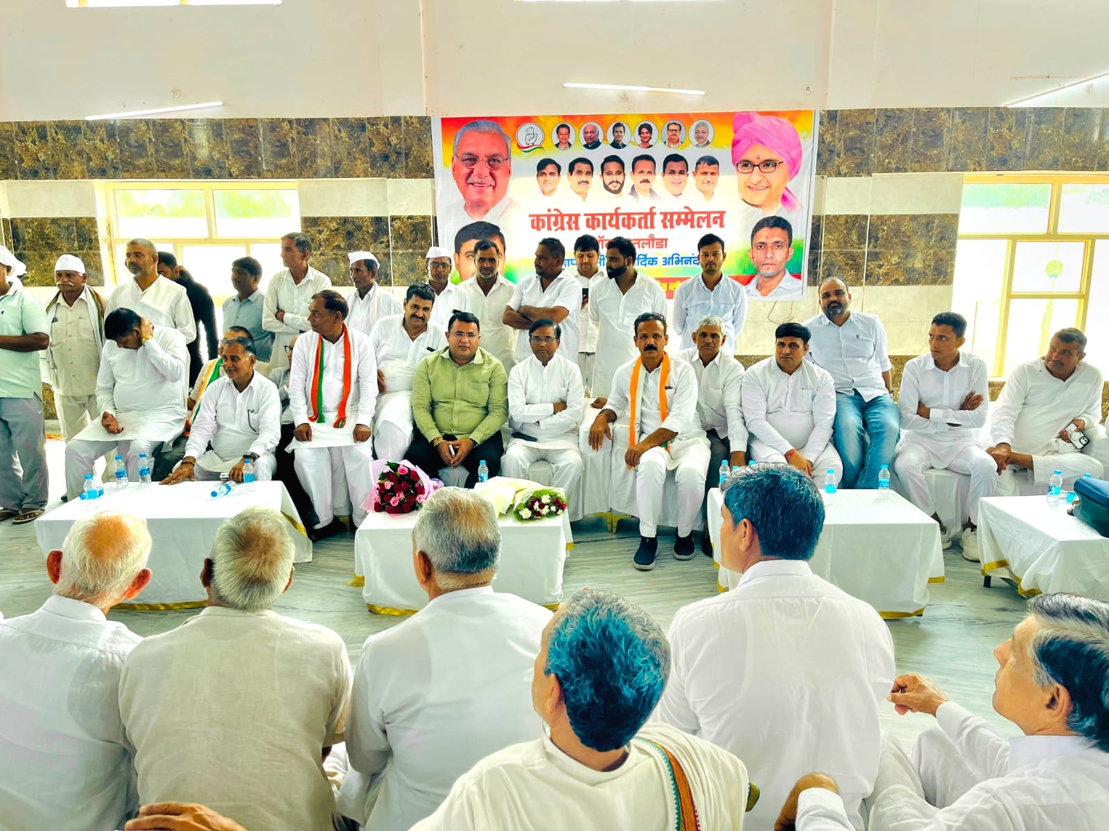 मतलौडा पंजाबी धर्मशाला में आयोजित बैठक में मौजूद कांग्रेस सचिवजितेंद्र बघेल व अन्य। संवाद