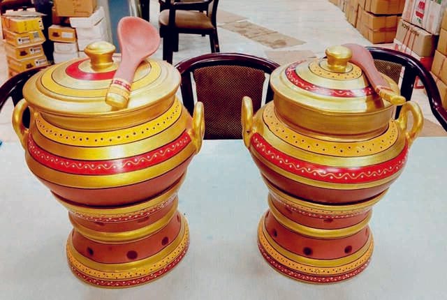 मिट्टी से बनाया गया डिनर सेट।