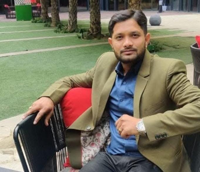 Showroom sales manager's body found on railway track; WhatsApp status read, "Don't want to live anymore."