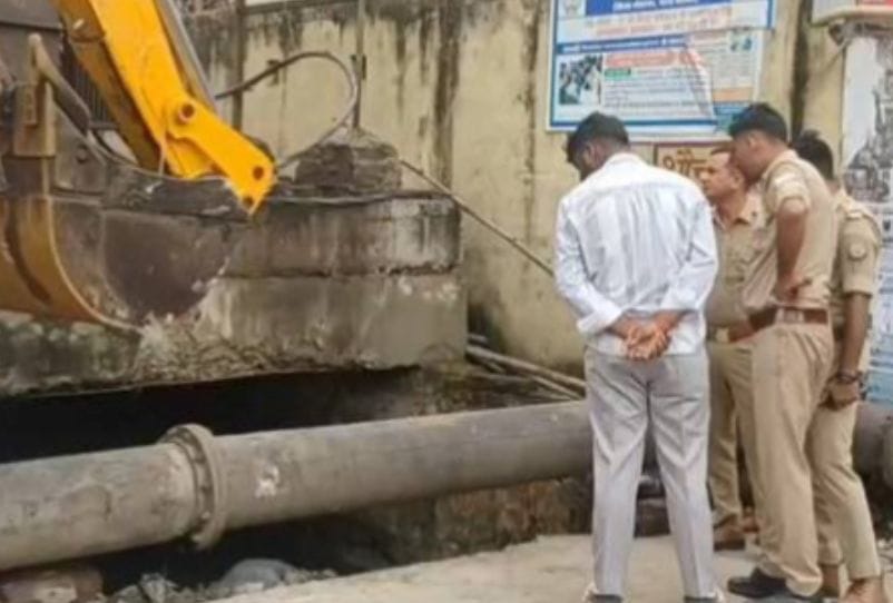 Body of unidentified man found in open drain in Atarpura