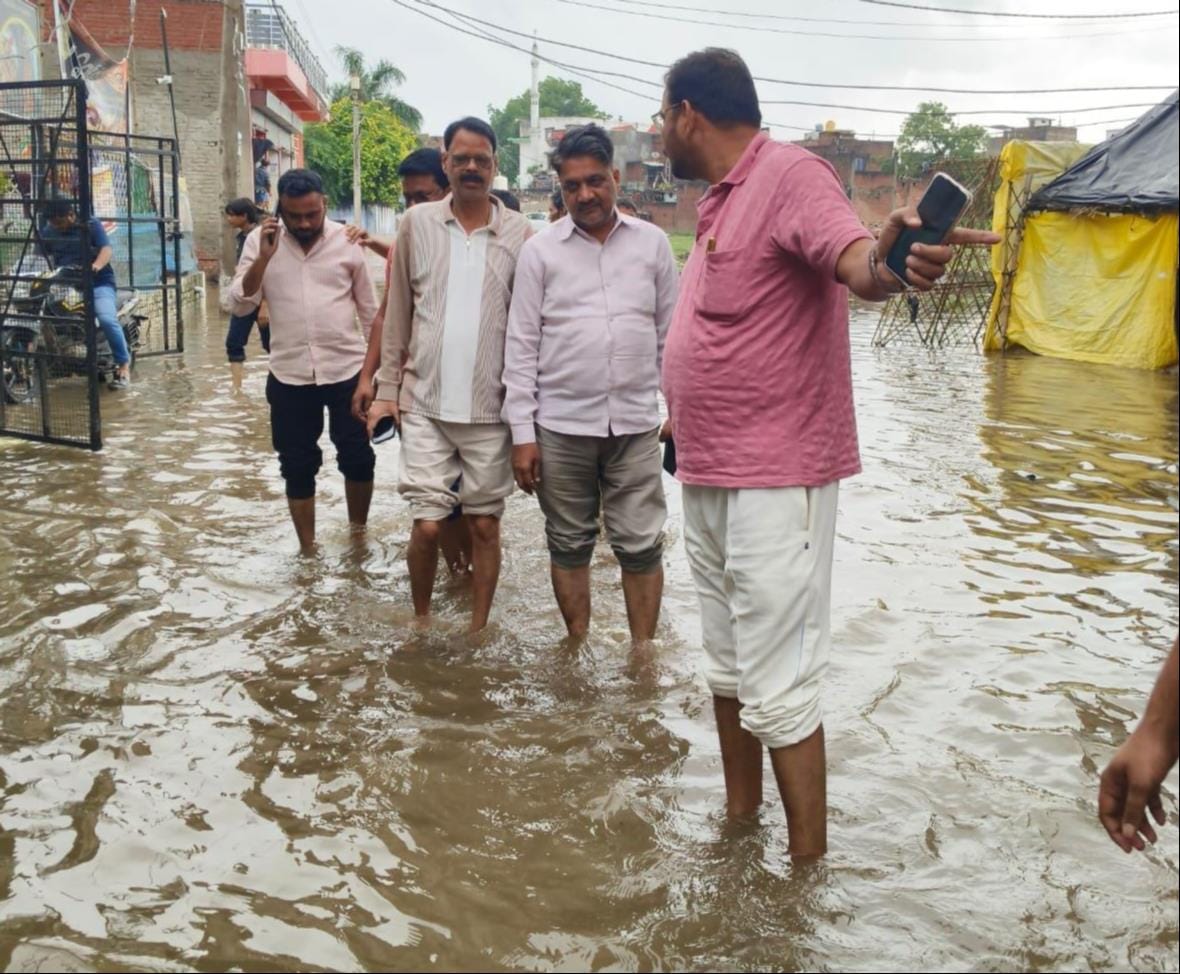 Waterlogging in Fatehpur-Satrikh due to rain.