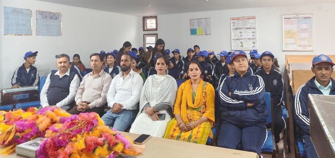 निरमंड स्कूल में एनएसएस के सात दिवसीय शिविर के शुभारंभ पर मौजूद मुख्यातिथि और स्वयं सेवी। स्र