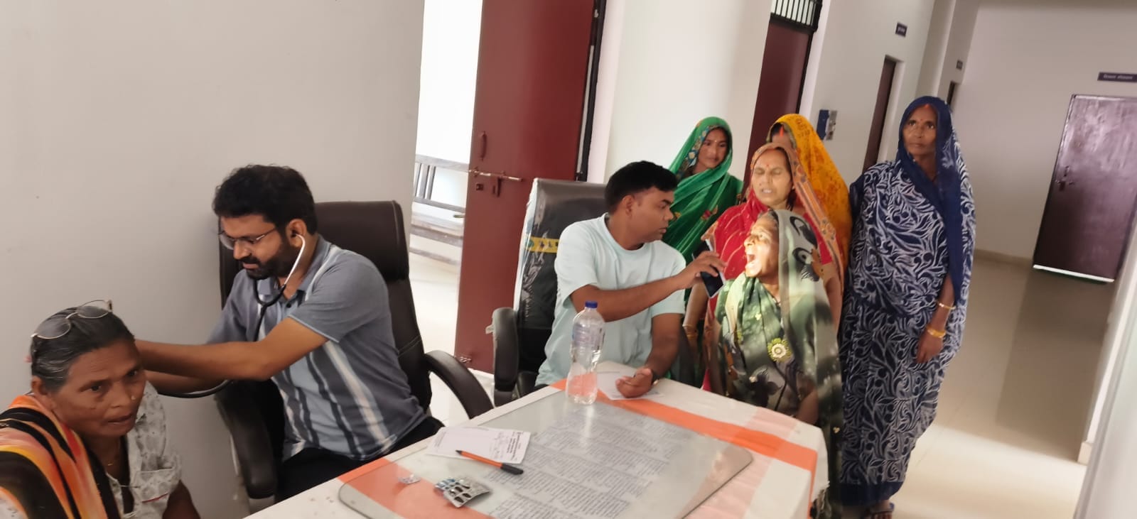 न्यू पीएचसी डुमरियागंज में मरीजों का इलाज करते डॉक्टर।