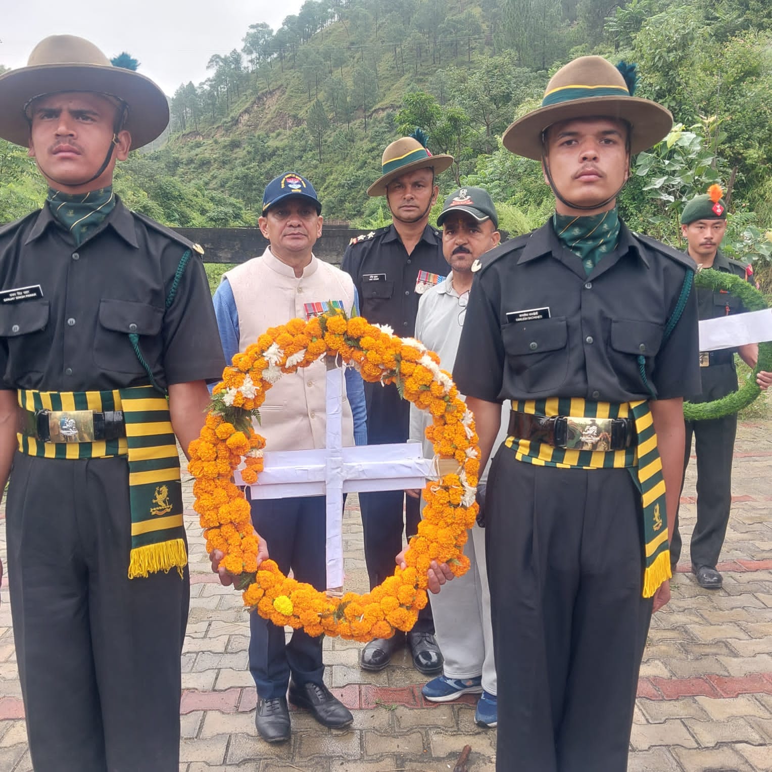 नायक सूबेदार पृथ्वी पाल सिंह रावत के पार्थिव शरीर पर पुष्प चक्र अर्पित करते सैन्यकर्मी। संवाद