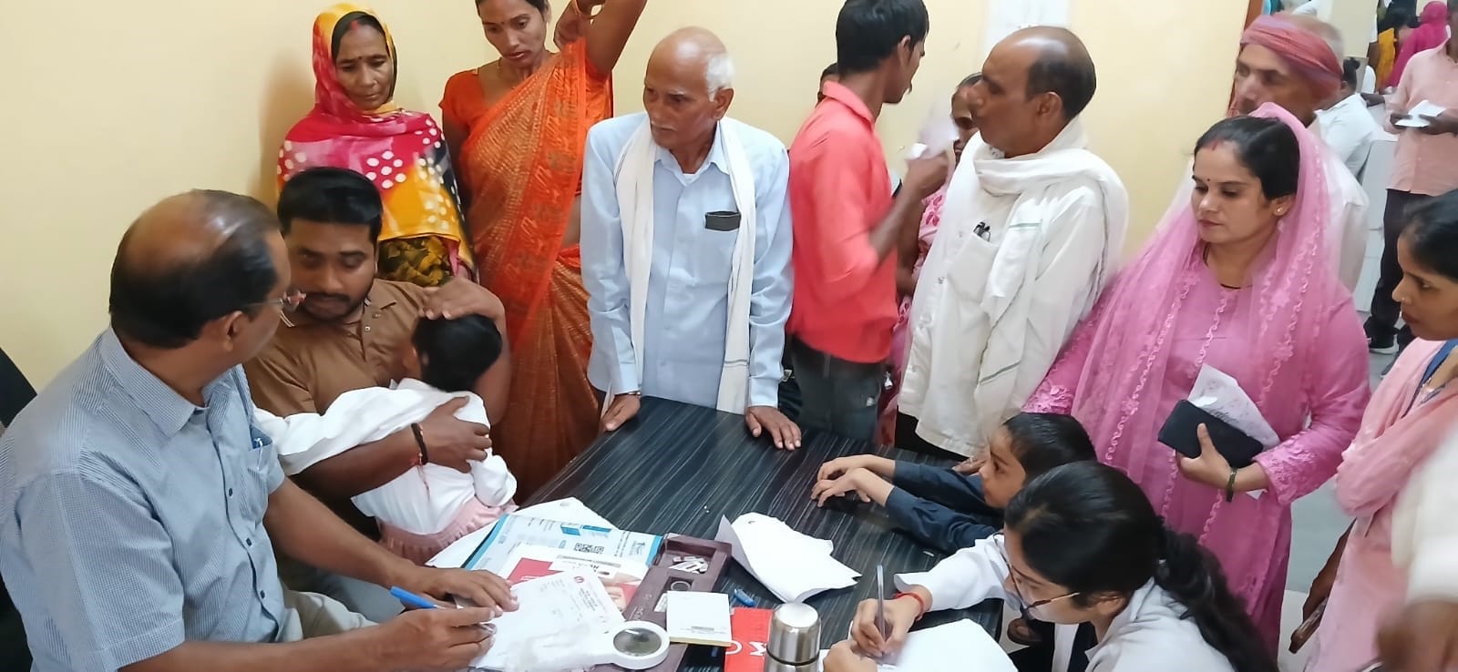 ओपीडी में चिकित्सक को दिखाने के लिए खड़े लोग। संवाद
