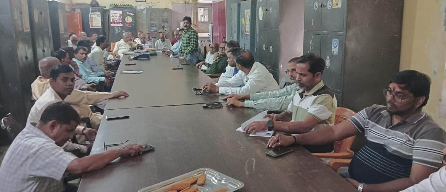 पीडीडीयू नगर पालिका इंटर कॉलेज में बैठक करते त्तर प्रदेश माध्यमिक शिक्षक संघ के पदाधिकारी। स्र