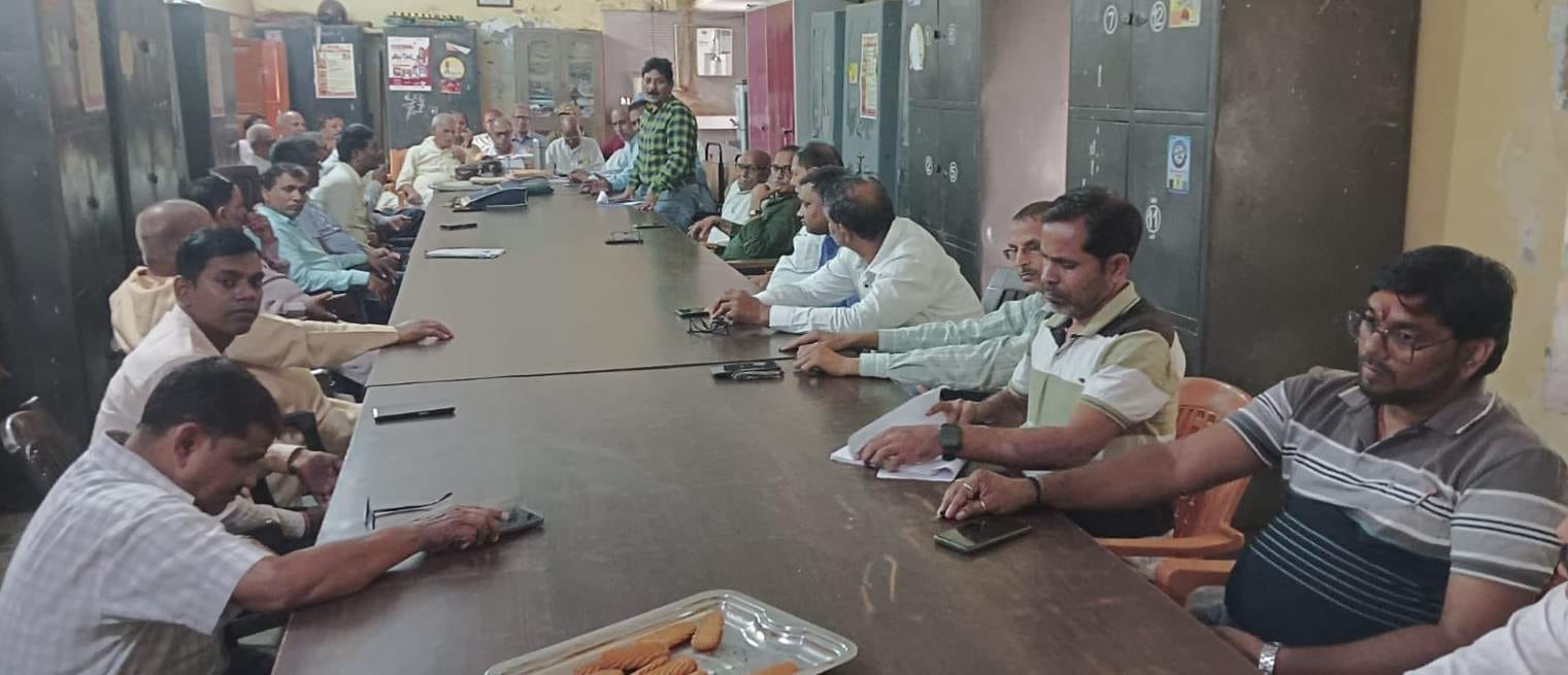 पीडीडीयू नगर पालिका इंटर कॉलेज में बैठक करते त्तर प्रदेश माध्यमिक शिक्षक संघ के पदाधिकारी। स्र