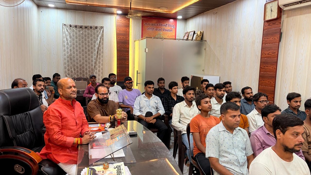 पडरौना नगरपालिका परिषद में मन की बात लाइव प्रसारण सुनते नपाअध्यक्ष विनय जायसवाल व अन्य।स्रोत-सो
