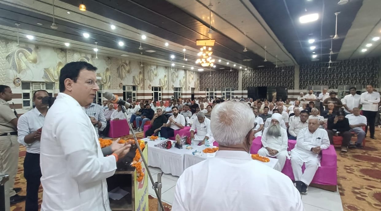 Randeep Surjewala inaugurated the newly constructed main gate of Punjabi Seva Sadan.