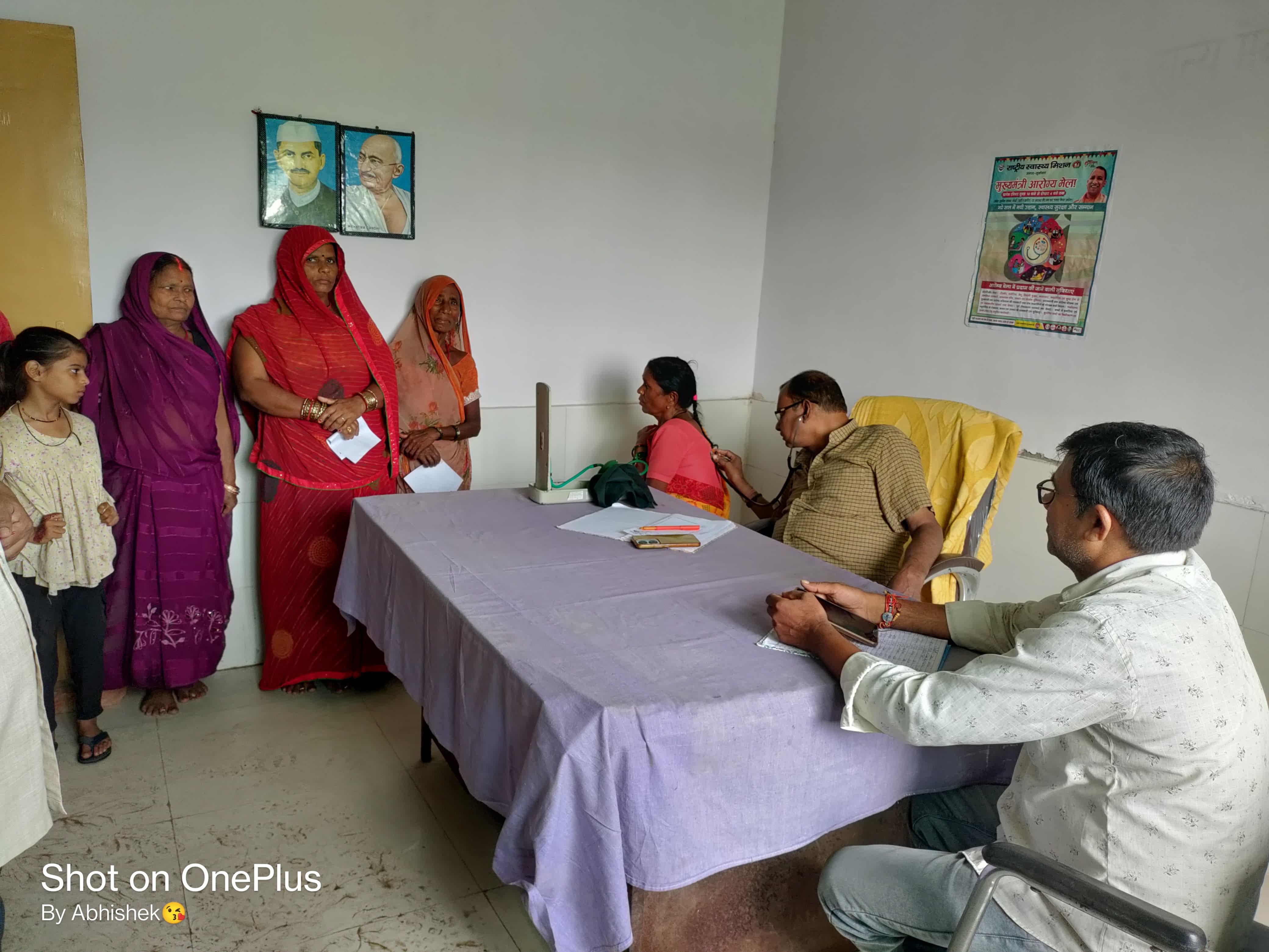 पैकौली प्राथमिक स्वास्थ्य केन्द्र पर  मरीजों का इलाज करते डां. उत्तम जायसवाल ।संवाद