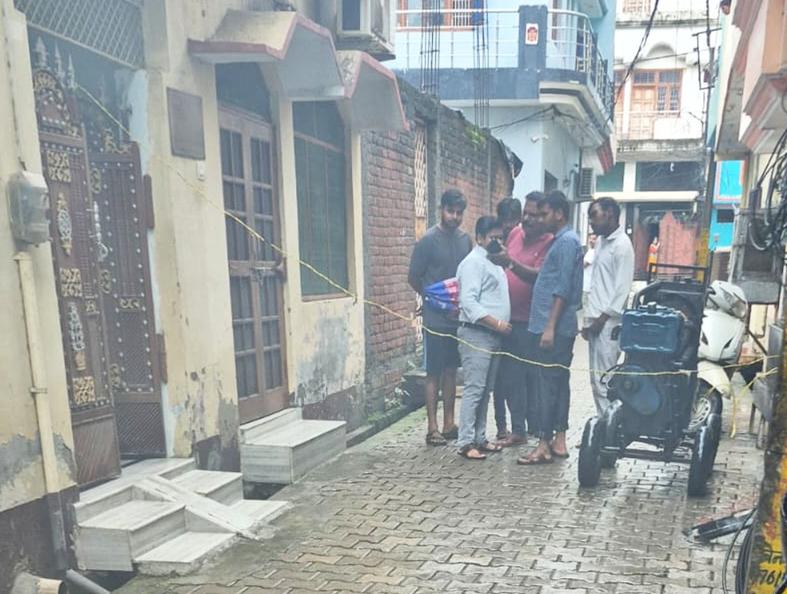 पाल नगर में जनरेटर लगाकर पानी का टैंक भरवाते लोग। संवाद