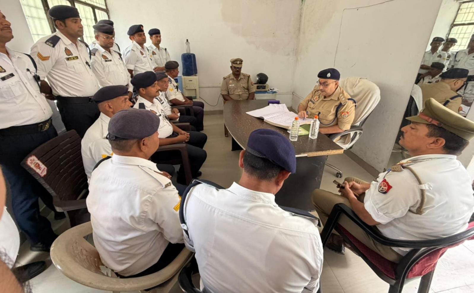 पुलिस लाइन में आयोजित बैठक में मौजूद यातायात पुलिस कर्मी