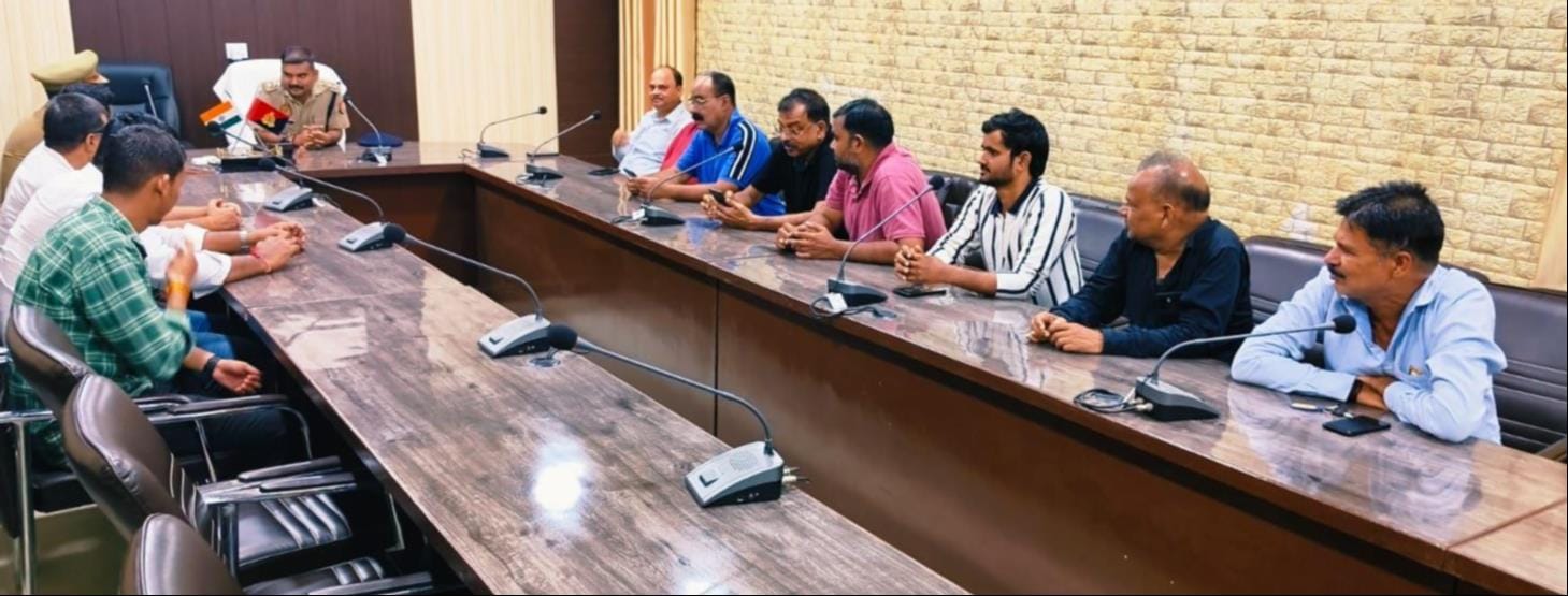 पुलिस लाइन सभागार व्यापारियों के साथ बैठक करते सीओ सिटी अनिल कुमार। स्रोत- पुलिस विभाग