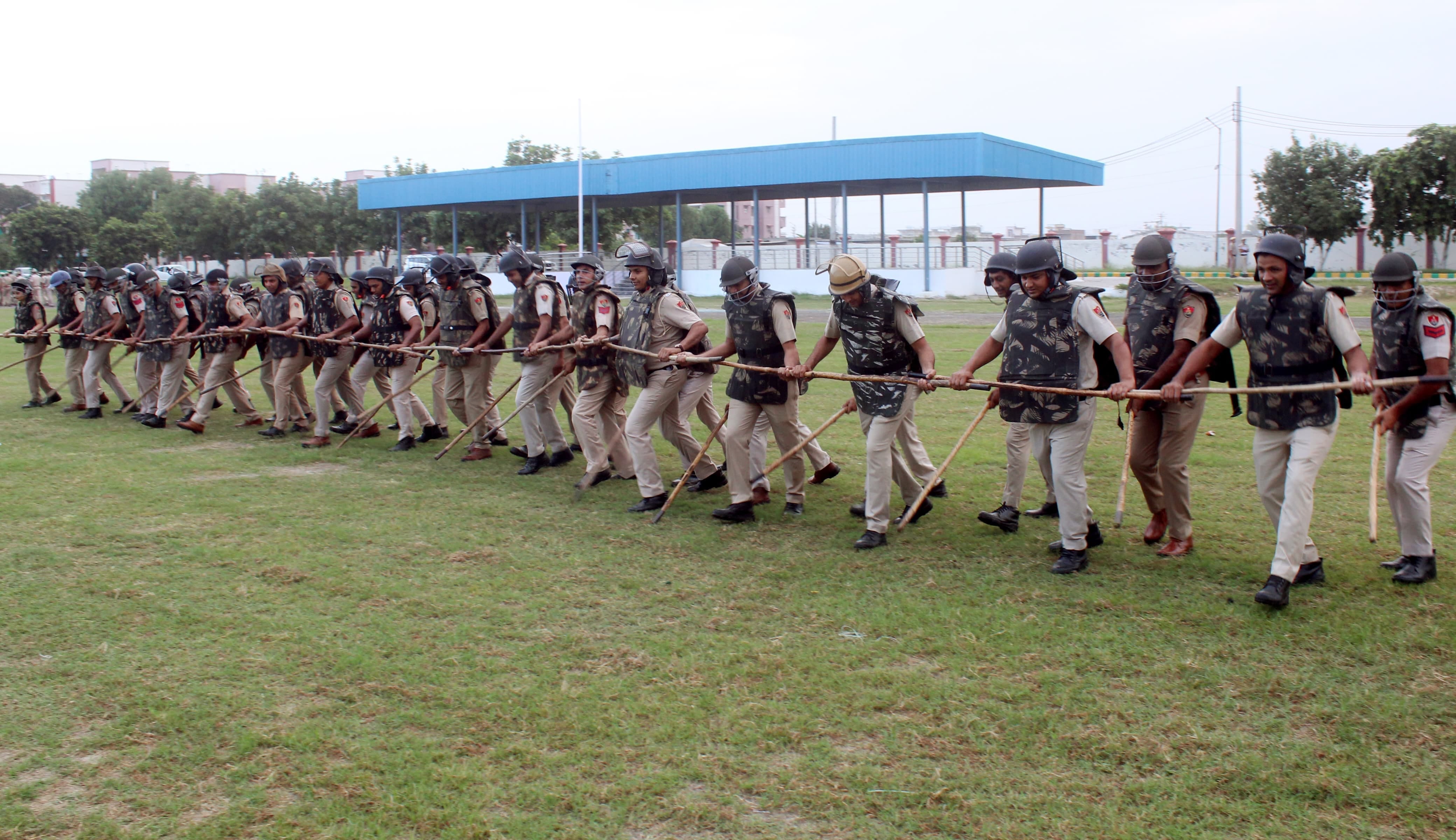 परेड में शामिल पुलिस टीम रस्सा कस्सी में हिस्सा लेते हुए। प्रवक्ता