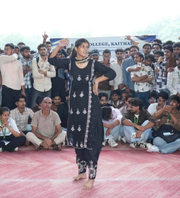 प्रतिभा खोज प्रतियोगिता के दौरान नृत्य की प्रस्तुति देती छात्रा। विज्ञप्ति