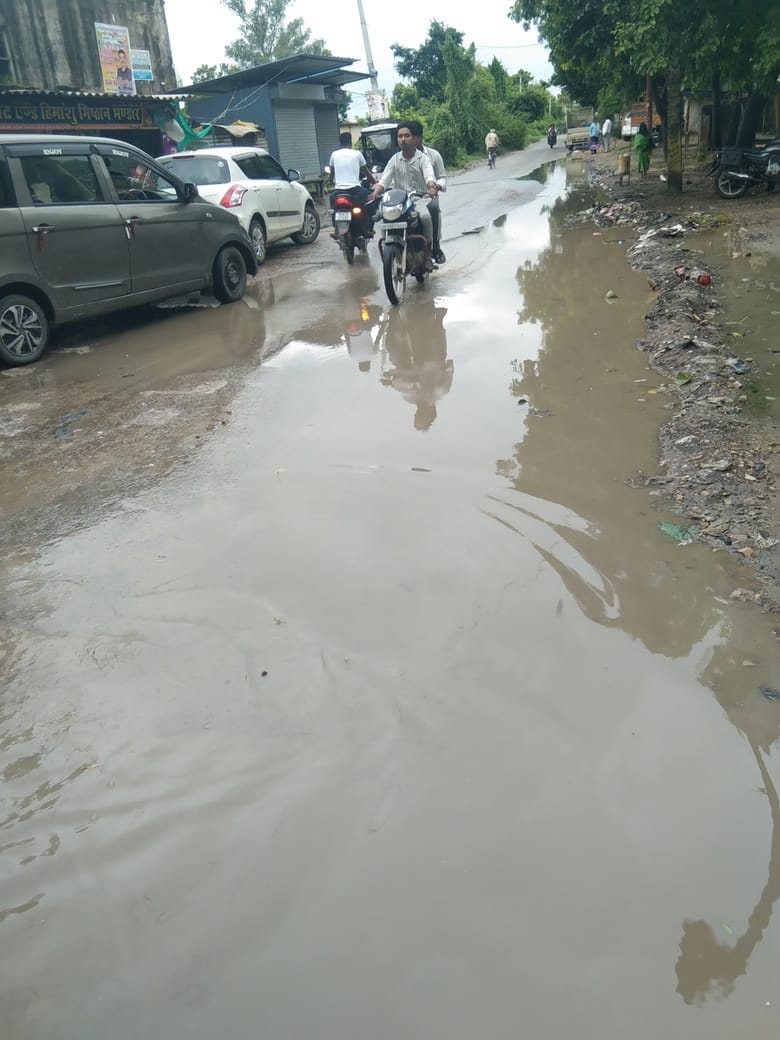 Waterlogging on the road; traffic disrupted
