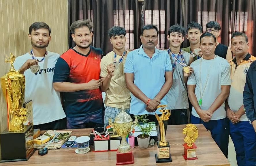 प्रदेशीय बैडमिंटन में जीतकर आए खिलाड़ियाें का उत्साह बढ़ाते जिला क्रीड़ा अधिकारी एसपी बमनिय