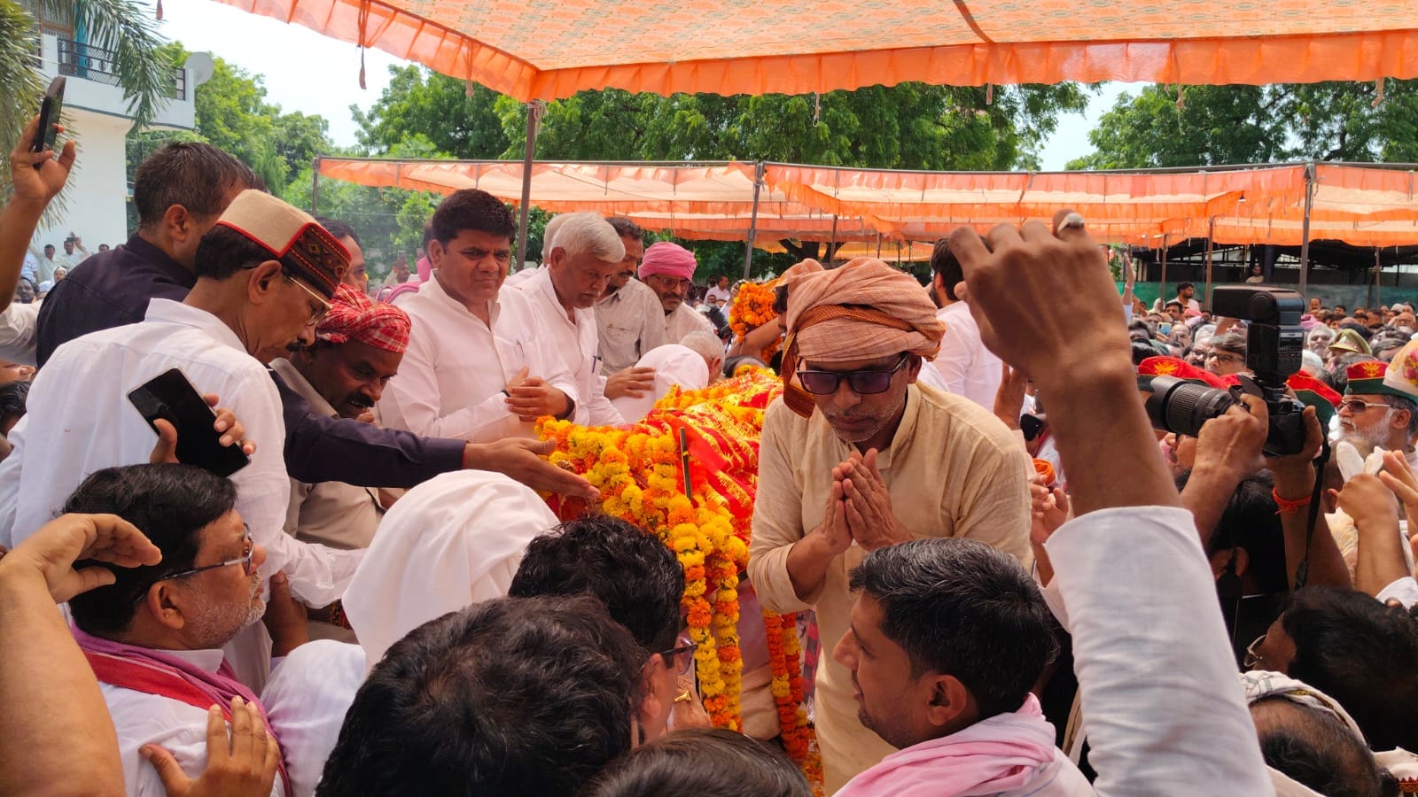 पूर्वमंत्री रामगोविंद चौधरी निधन के बाद उनके शव यात्रा में शामिल होने के लिए उमड़ी समर्थकों और 